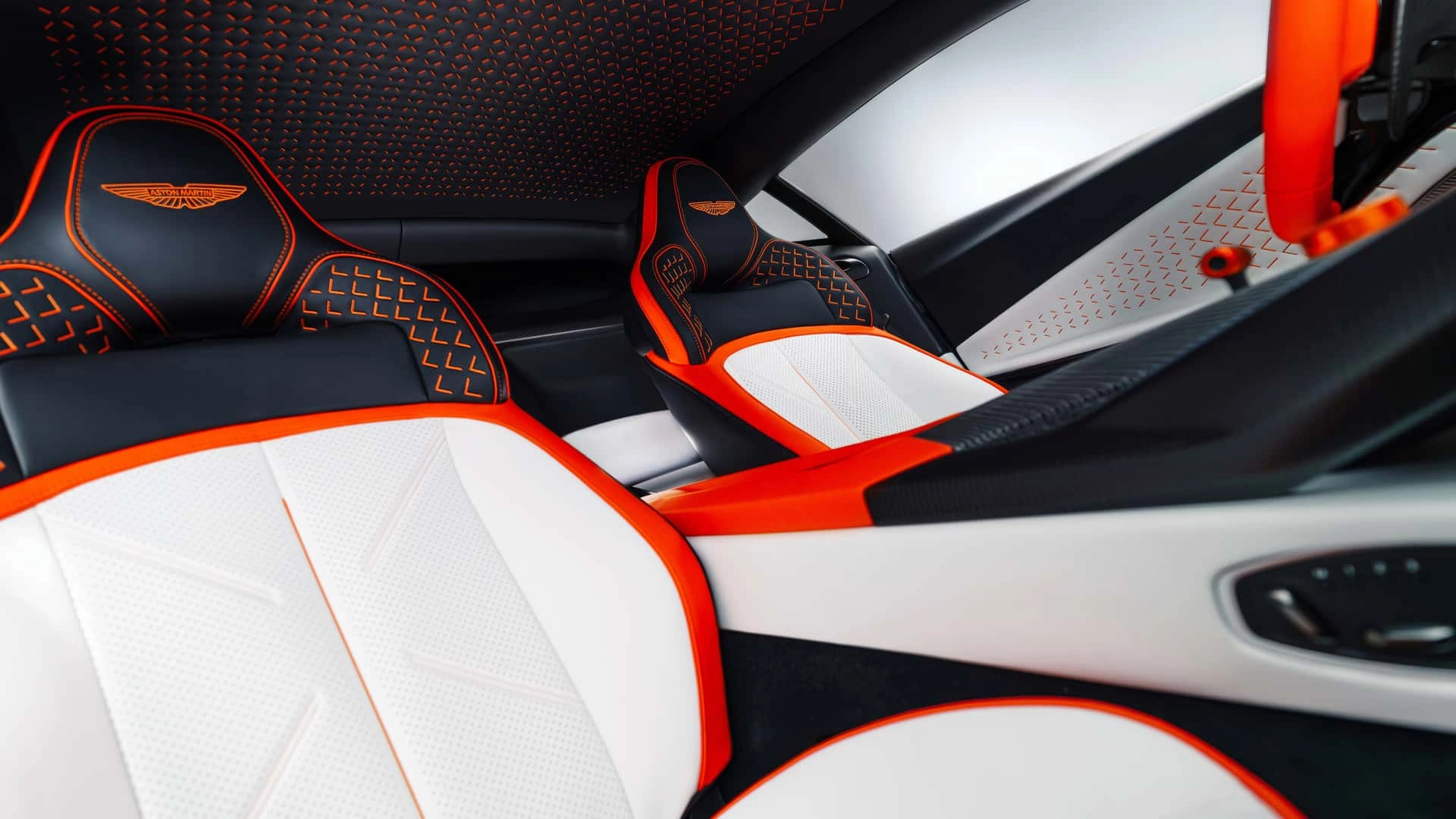 Aston martin valen (4)